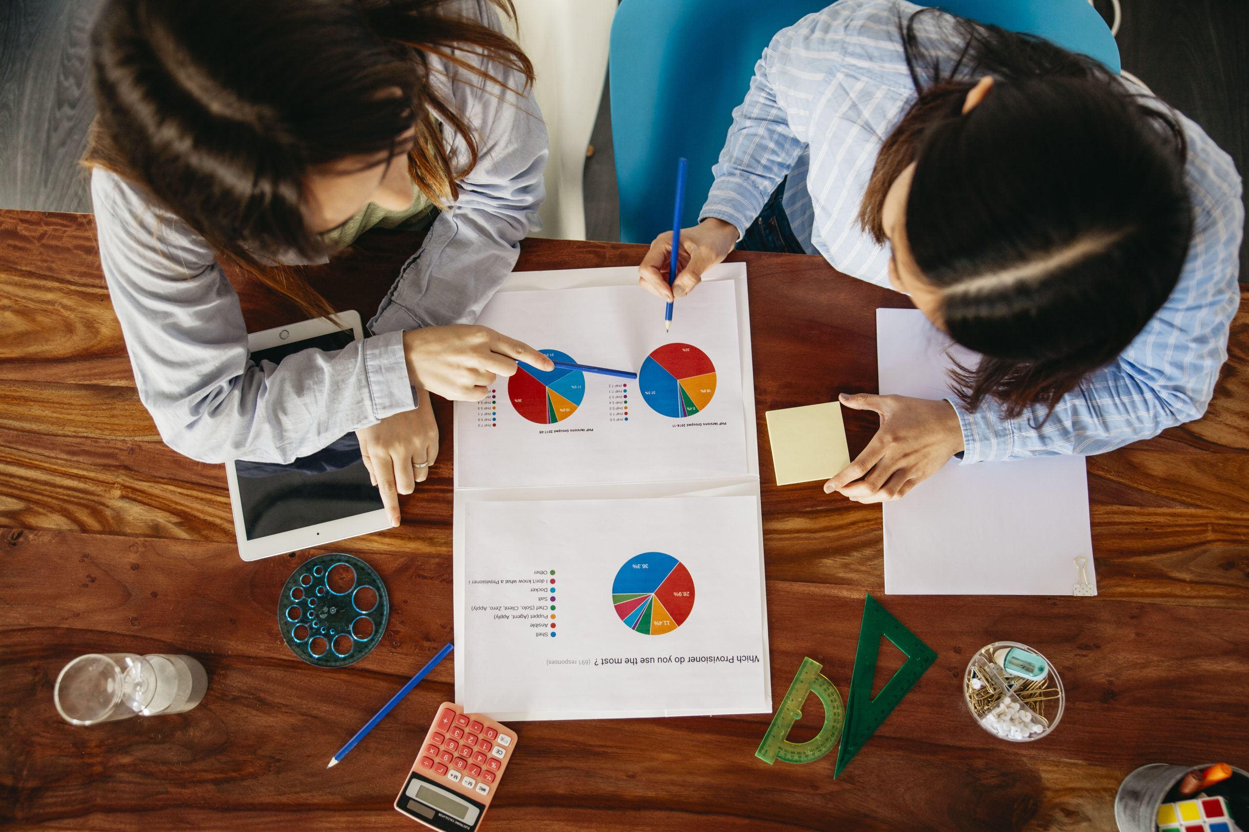 mujeres que trabajan con datos y papel